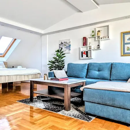 Apartment Spacious & Attractive 600m-7minuta Hoda Od Centra, Mogucnost Za Parking-apartmani-nsmilos
